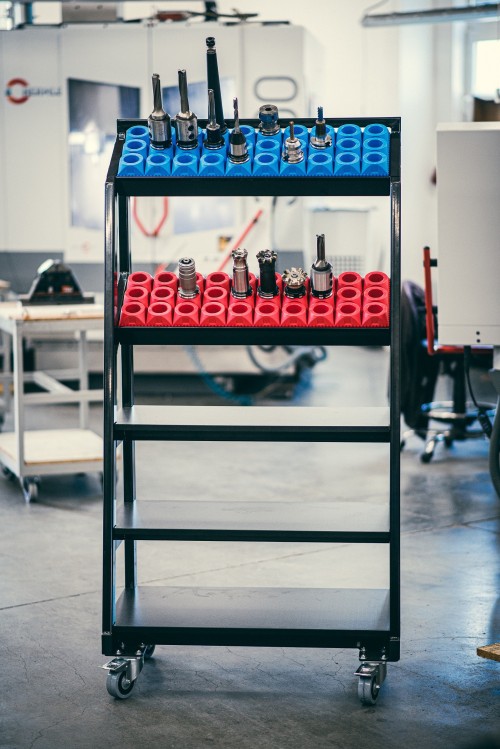 STOJAN NA KOLEČKÁCH NA CNC UPÍNAČE VČETNĚ DRŽÁKŮ UPÍNAČŮ - ČESKÝ VÝROBEK !!!