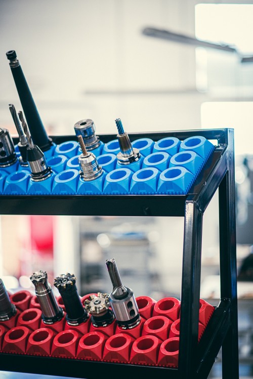 STOJAN NA KOLEČKÁCH NA CNC UPÍNAČE VČETNĚ DRŽÁKŮ UPÍNAČŮ - ČESKÝ VÝROBEK !!!