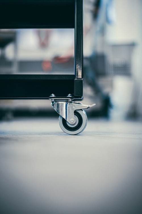 STOJAN NA KOLEČKÁCH NA CNC UPÍNAČE VČETNĚ DRŽÁKŮ UPÍNAČŮ - ČESKÝ VÝROBEK !!!